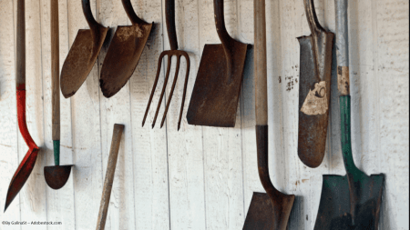 Gartenwerkzeuge mit den richtigen Tricks einfach aufbewahren