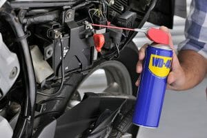 Motorradpflege - Motorradbatterie warten