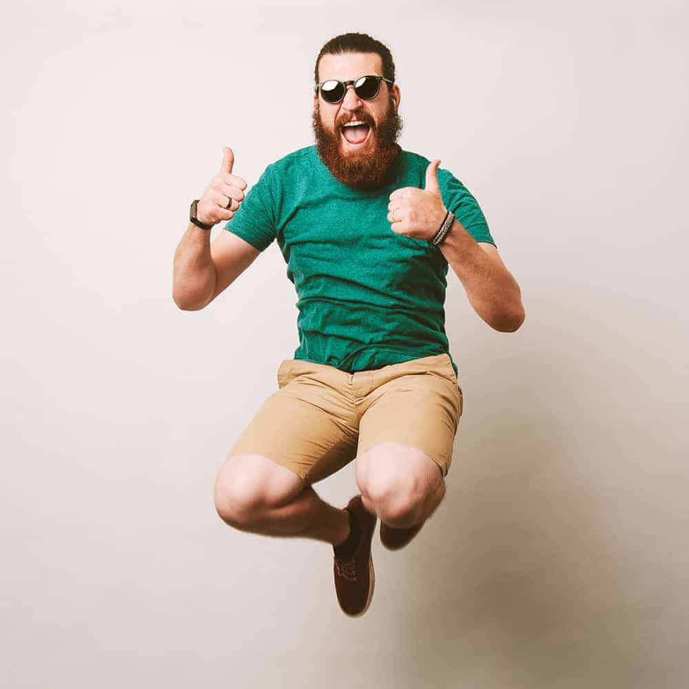Fröhlicher bärtiger Hipster-Mann mit Sonnenbrille
