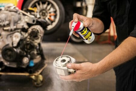 web size anwendungsbild wd 40 specialist silikonspray dichtung schmieren 2