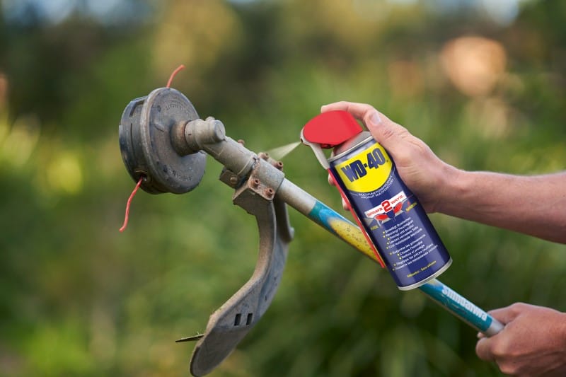 anwendungsbild wd 40 multifunktionsprodukt smart straw motorsense 