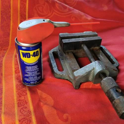 Damit der Maschinenschraubstock nicht zum Kraftsport wird: WD 40!