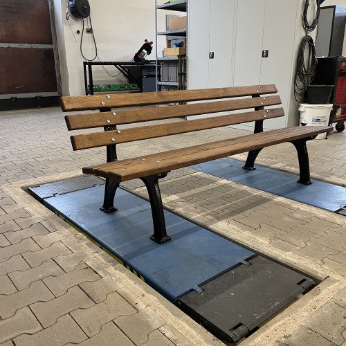 Parkbank im neuen Glanz