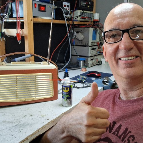 Kratzende Regler am historischen Radio reinigen
